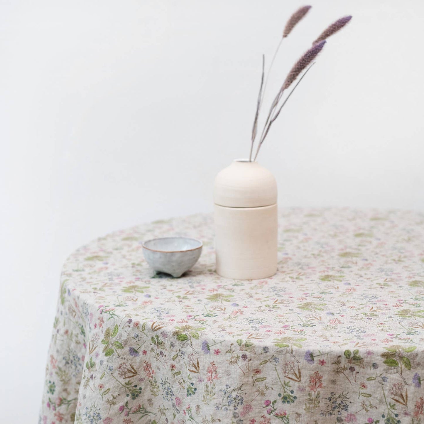 Botany 2 Lightweight Linen Round Tablecloth: Ø 71" | 180 cm